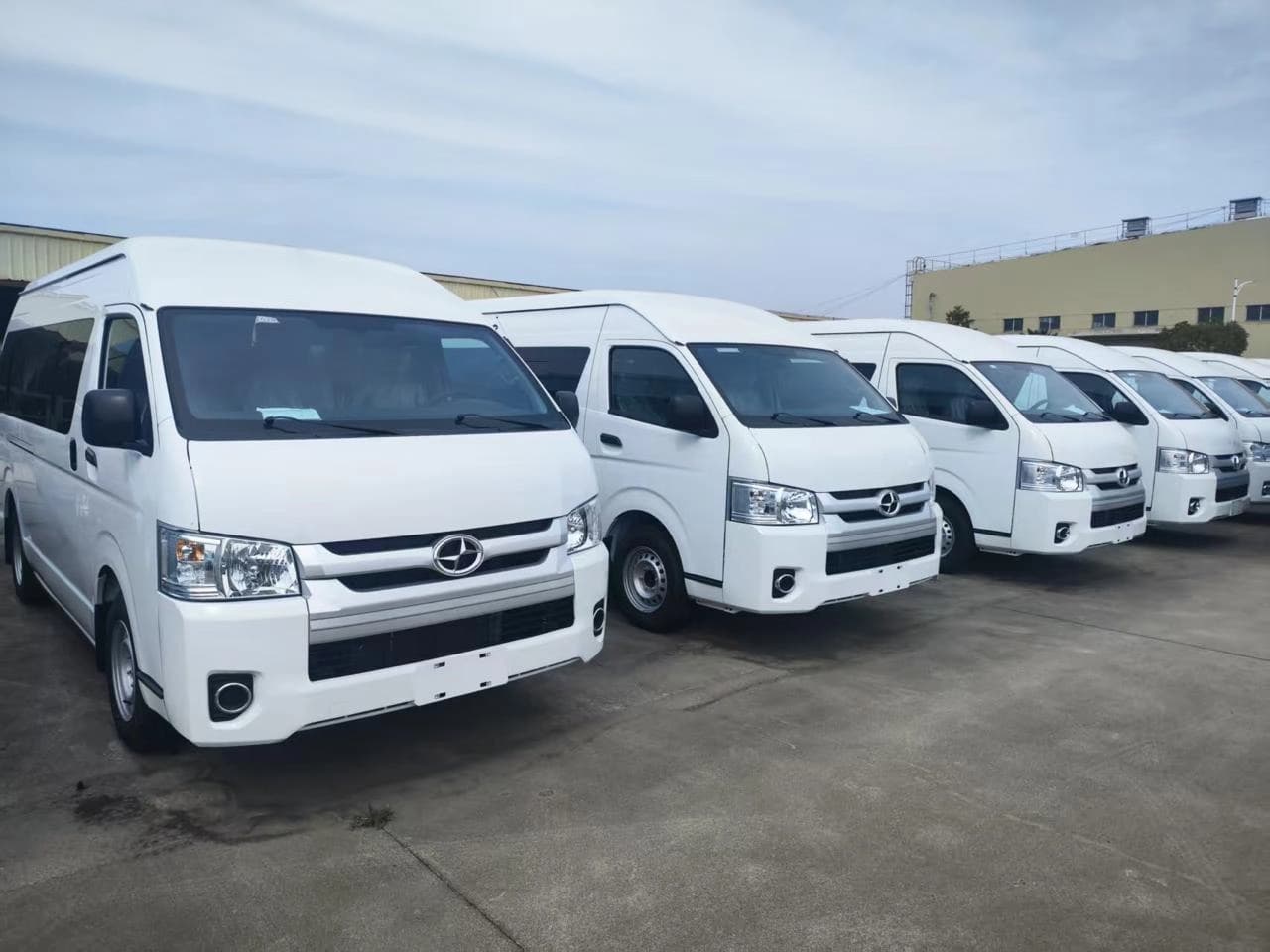 Toyota HiAce 2025 — 1