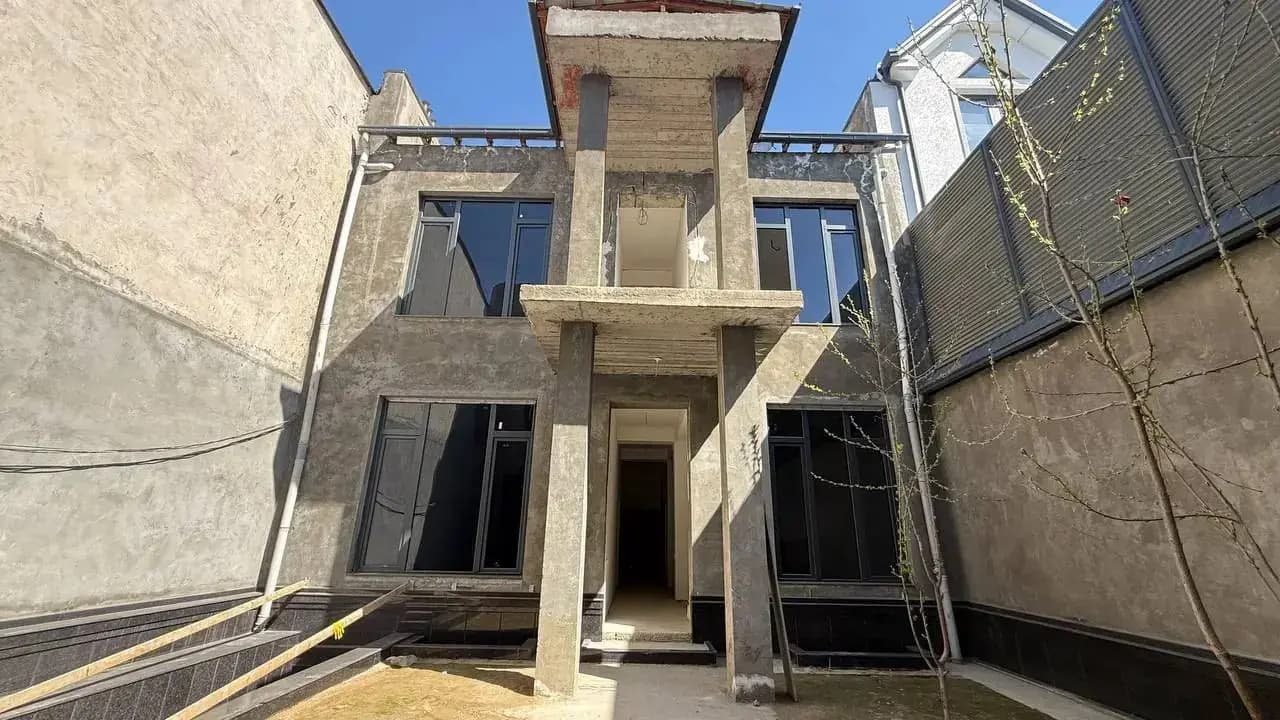 Шошилинч 3 сотихга 4 этаж килиб курилган 9 хонали учаска сотилади 80 % битган — 1