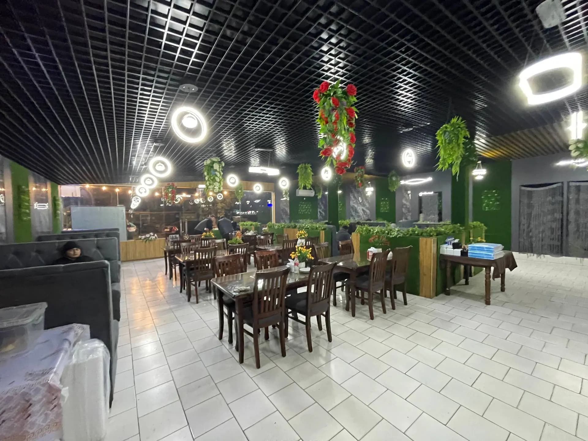 KAFE 2 ta, Toyxona 1 ta, Novvoyxona 1 ta va hk. Tayyor arendatorlari bor. Oylik ijaradan tushadigan daromadi 10 000y.e.. — 10