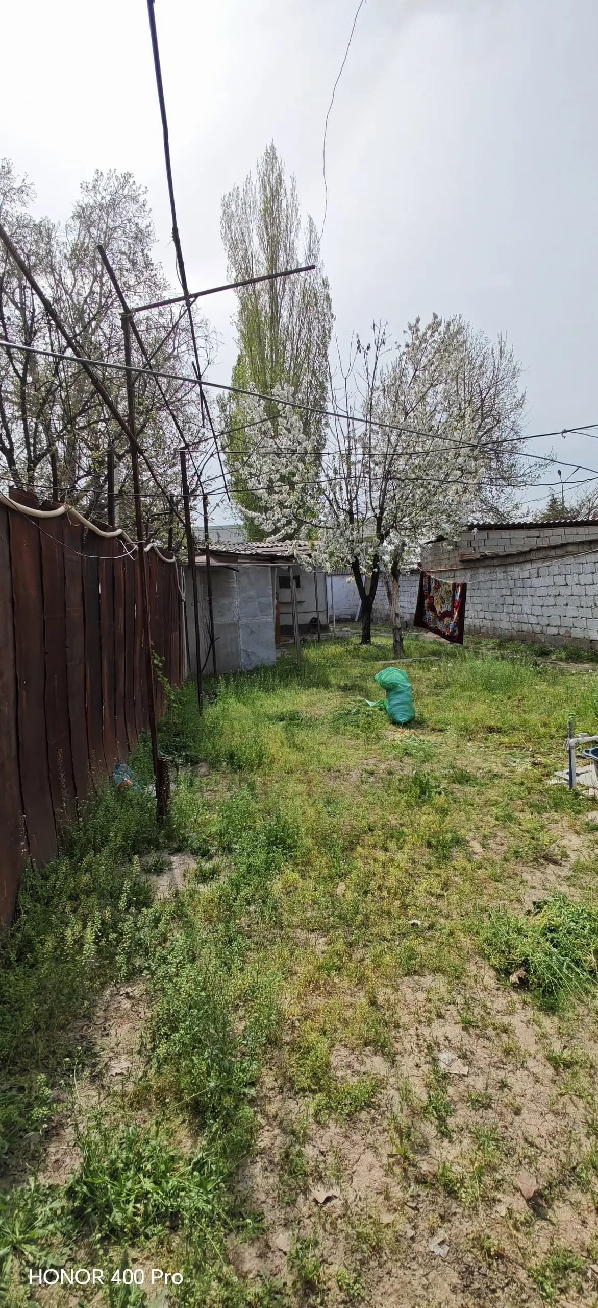 Qibray tumani markazida 1 (Линия) 4.7 sotix uy sotiladi. Yo'lning yuzida, biznes uchun qulay joy — 1