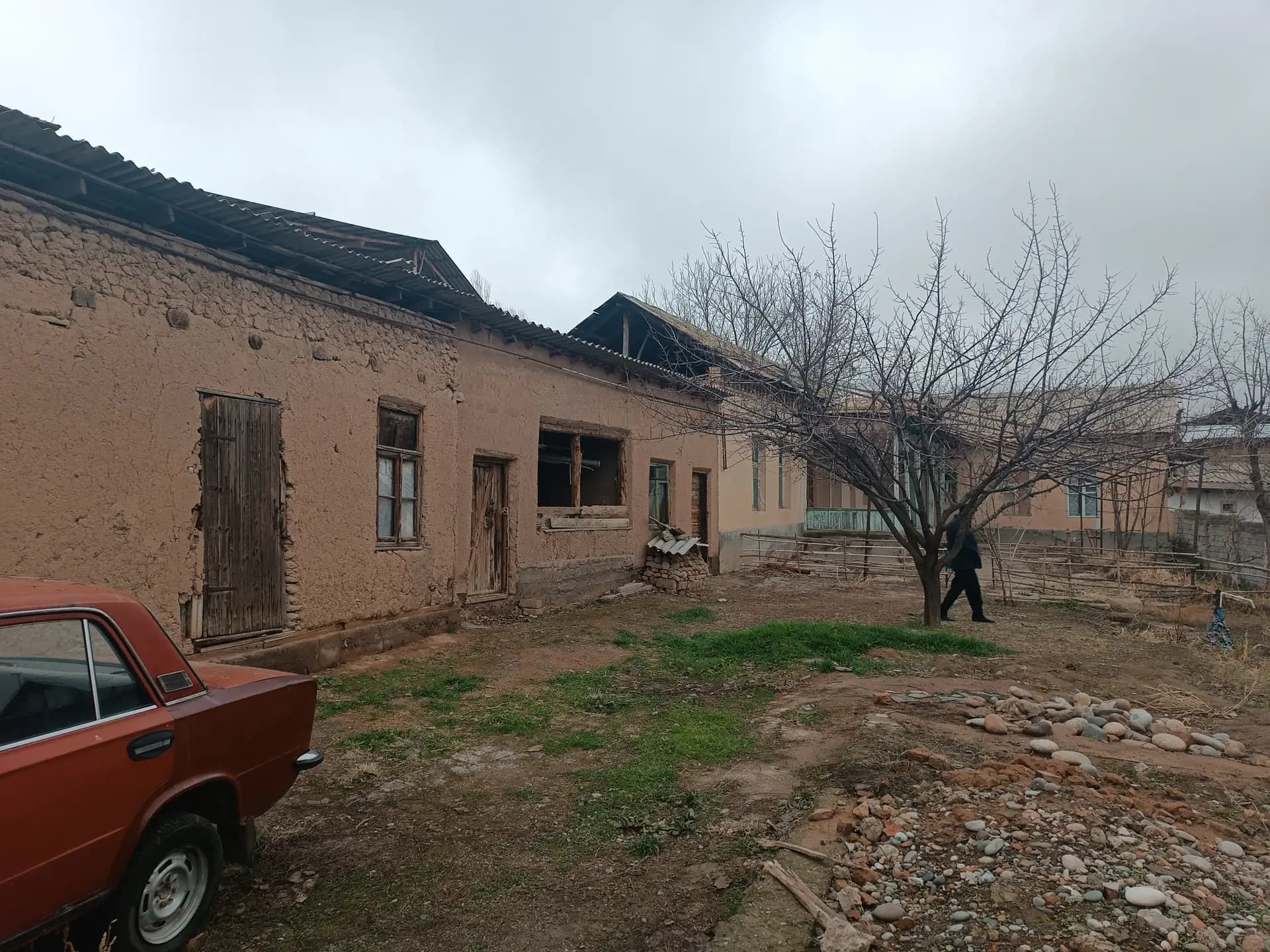 Qibrayda hovli sotiladi yer narxida — 1
