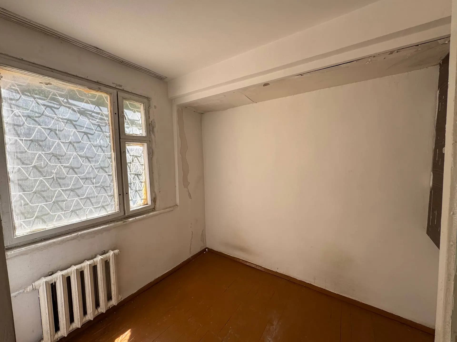 Продаётся 1-комн квартира. На 1 этаже. Сергели -2. Срочно — 1