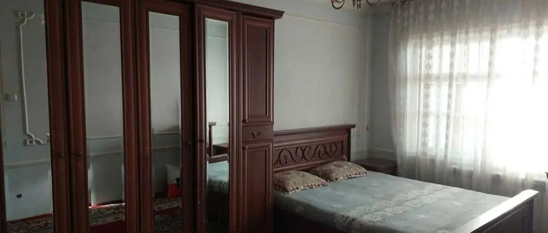 2/4/5 Алока2 хонали квартира арендага берилади узок муддатга.Беруний  Тинчлик метро енида.450y.e. — 1