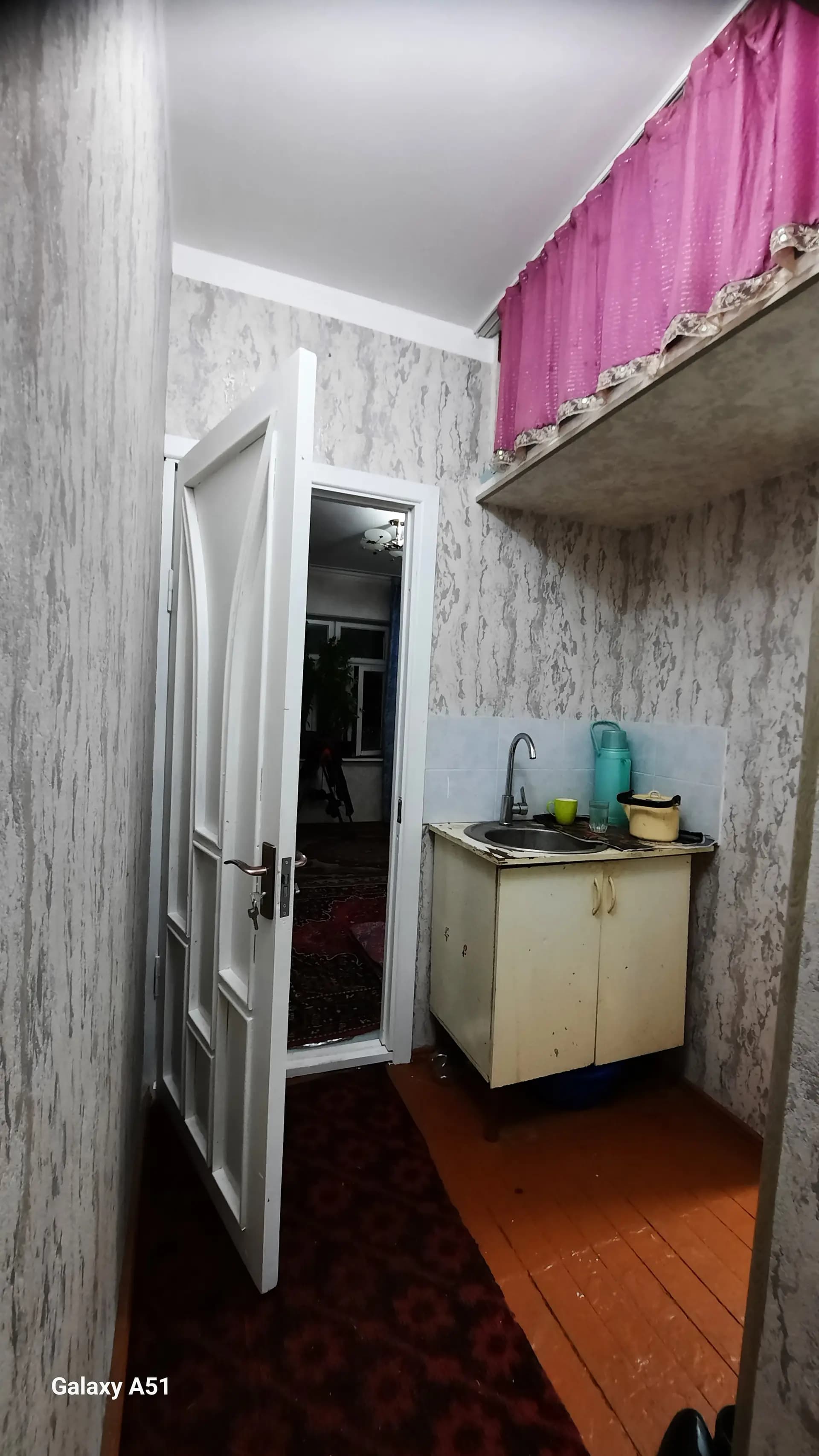 Срочно продаётся на Бадамзаре 1/3/4 бывщая общежития. — 2