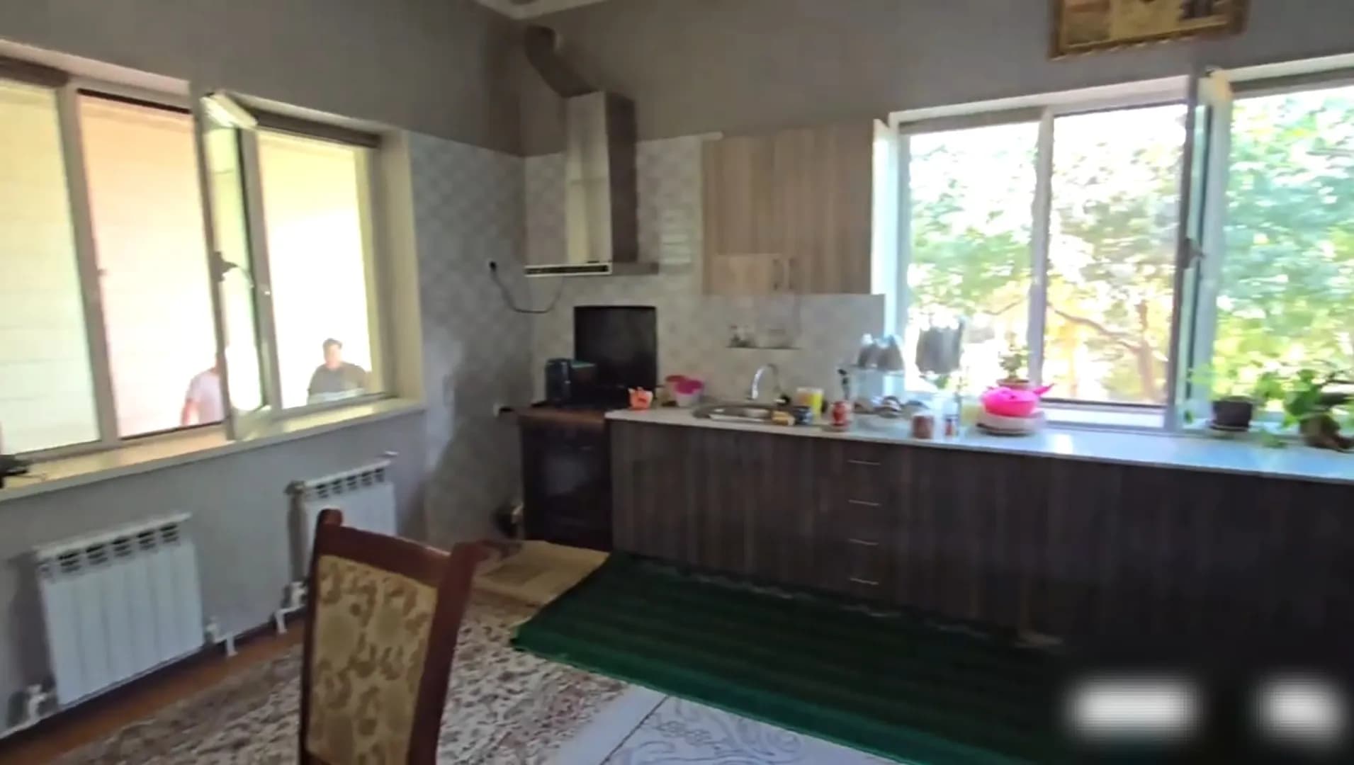 Ховли сотилади. 4.5 сот. Янги хаёт. Чортоқ махалла. 4 хона, 200 м² уйи билан. — 4