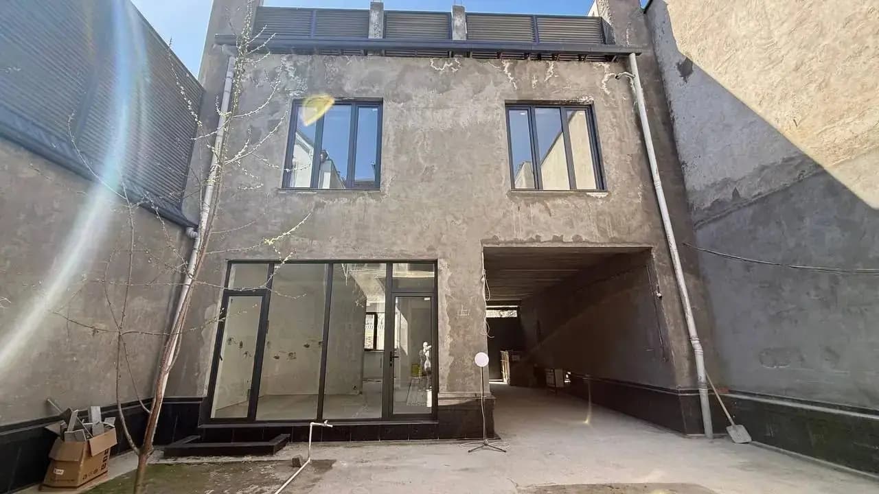 Шошилинч 3 сотихга 4 этаж килиб курилган 9 хонали учаска сотилади 80 % битган — 2