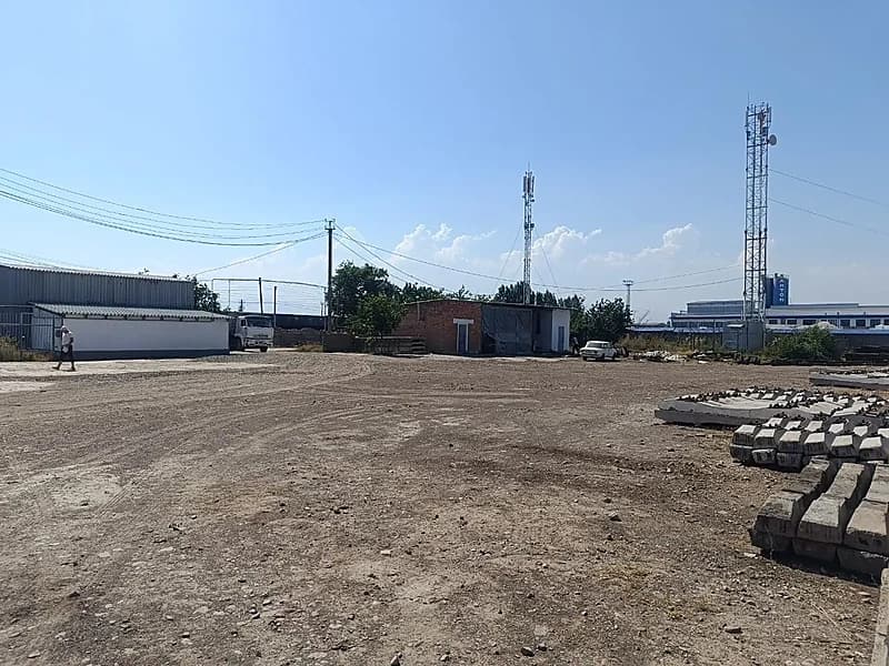 Прдается база в городе Ахангаран. Площадь территории 2,16 га. Есть ж/д ветка. — 1