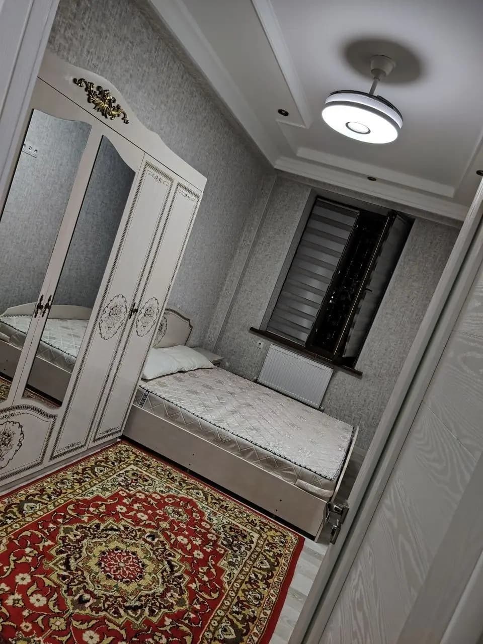 SERGELI MOSHENA BOZOR — 1