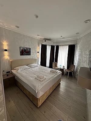 Bezzaks Hotel tinch ozoda shahar markazida — 2