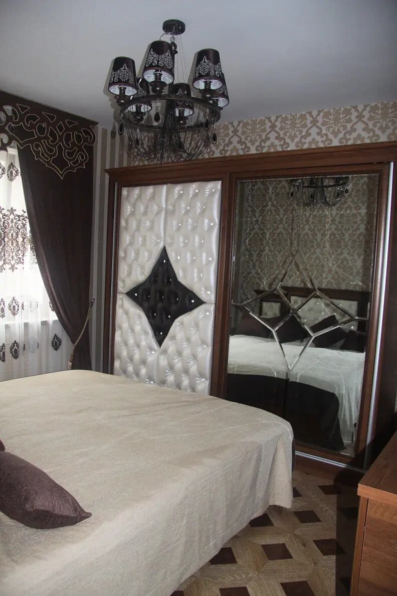 Продается квартира .за гост. "Grand Mir Hotel"  2/4/4. Метро Ойбек — 1