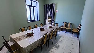 Hujat turar joy choyxona qilib ishlatilgan kamandi proezdan tushgandan keyn chap qoldan choyxona. — 2
