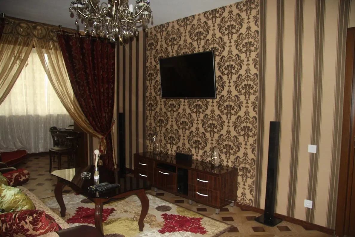 Продается квартира .за гост. "Grand Mir Hotel"  2/4/4. Метро Ойбек — 2