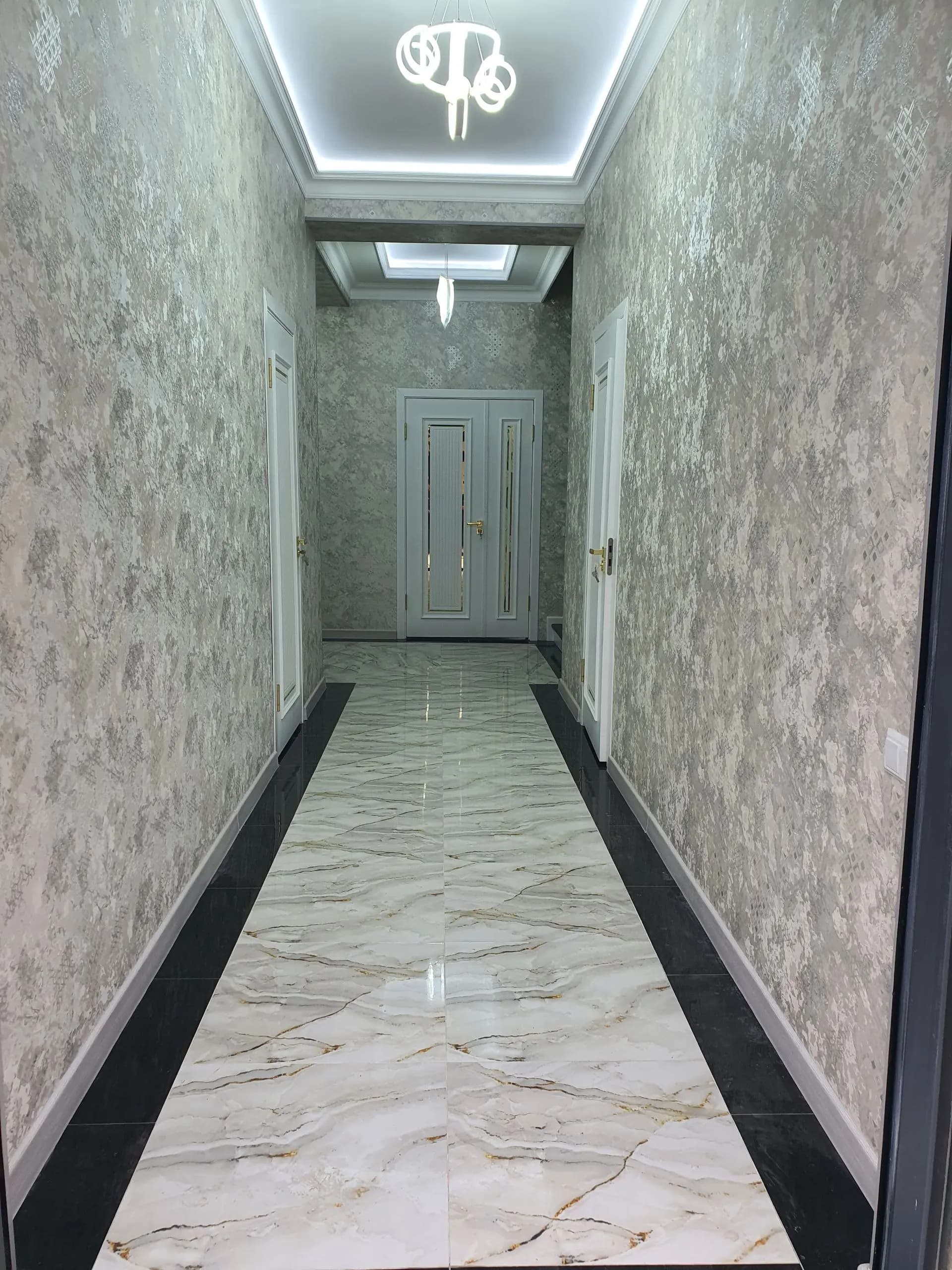 Кибрай Маданиятда тайер 2 каватлик ховли сотувда.Ери - 3 соток,хонаси -6 та,Санузель -2 та,подвал бор — 6