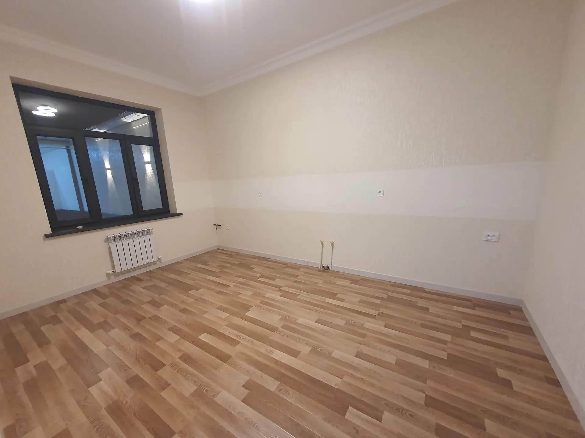 Кибрай Маданиятда тайер 2 каватлик ховли сотувда.Ери - 3 соток,хонаси -6 та,Санузель -2 та,подвал бор — 7
