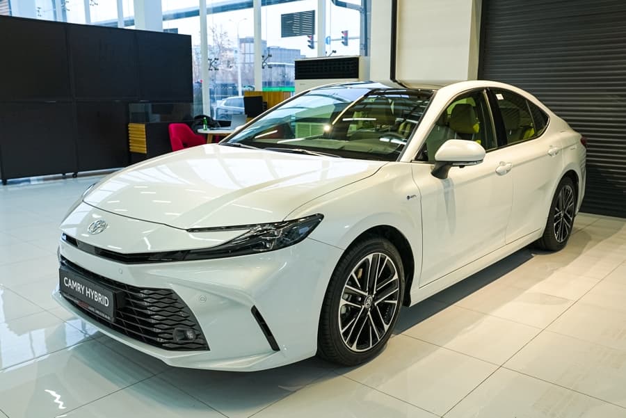 Toyota Camry 2025 — 2