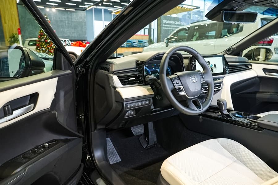 Toyota Camry 2025 — 5