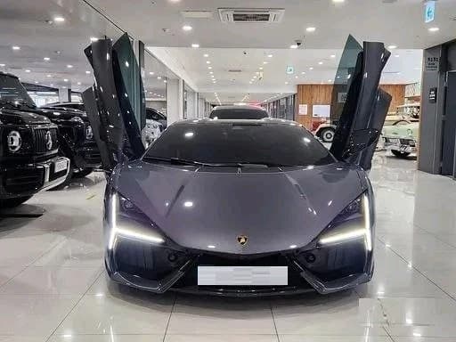 Lamborghini Revuelto 2026 — 3