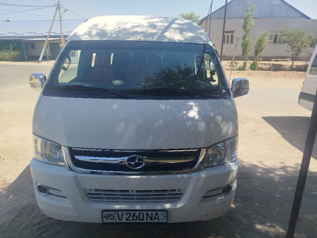 Toyota HiAce 2022 — 5