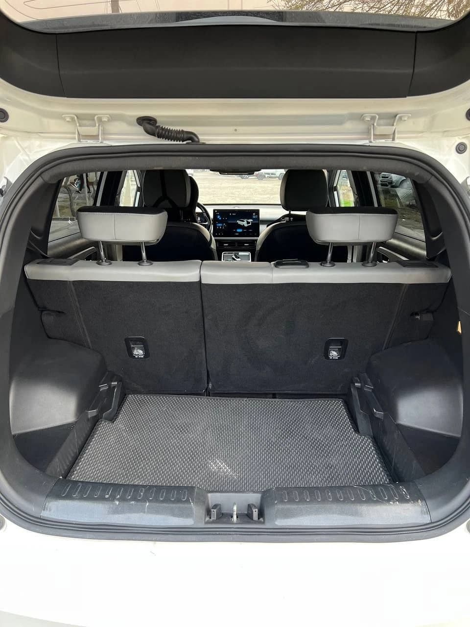 Toyota Touring HiAce 2023 — 8
