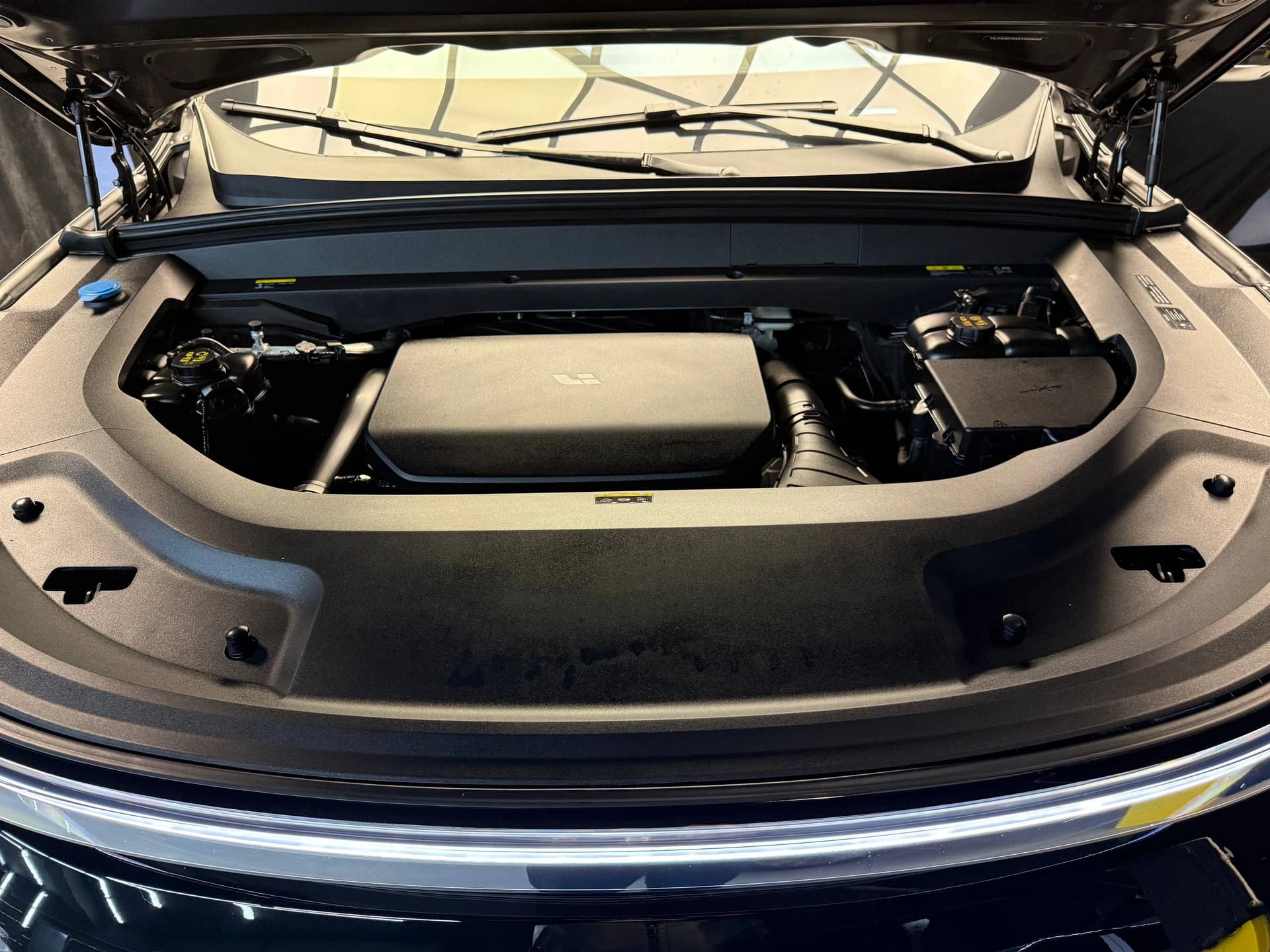 LiXiang L9 2025 — 8
