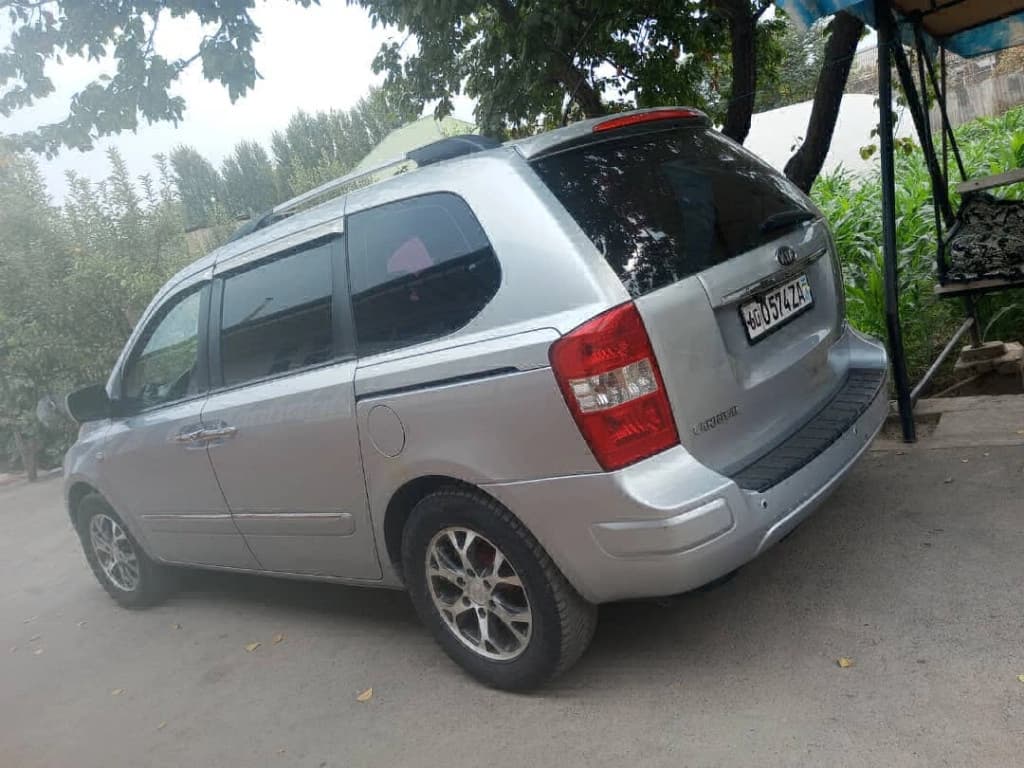 Kia Carnival 2010 — 2