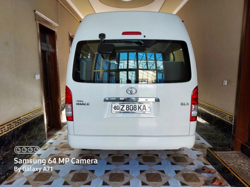 Toyota HiAce 2015 — 2
