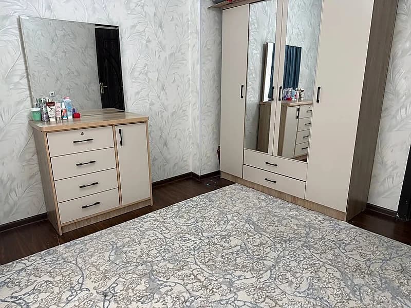 Srochna sotiladi sergli 8 xudud 3xona 1 etaj — 1