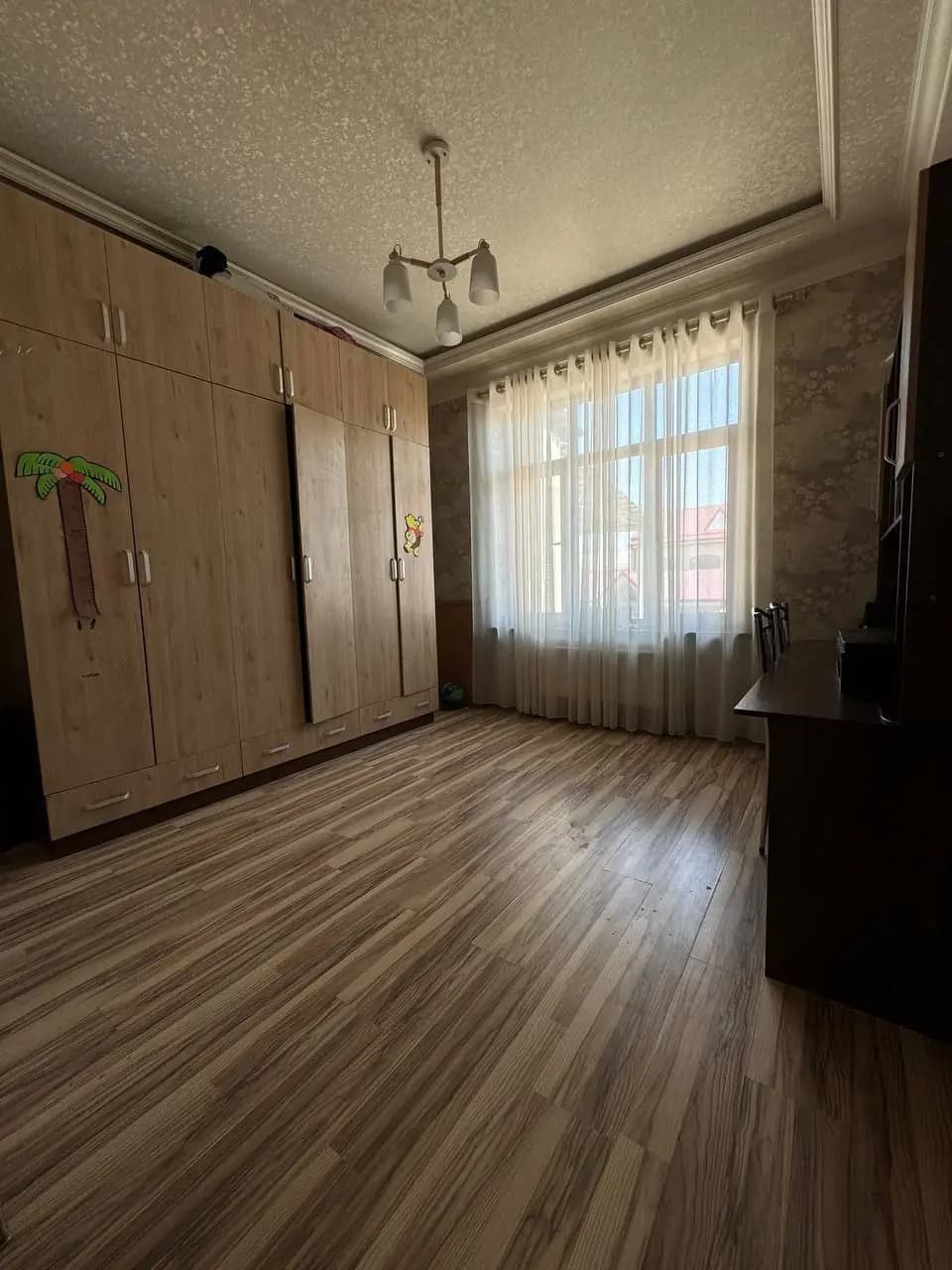 Чилонзор Бэш ку́ргон. А748 — 2