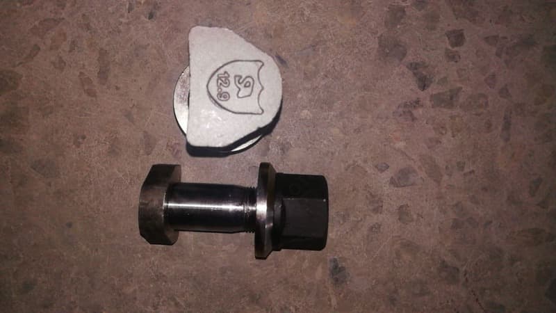 Шпилька колеса с гайкой передняя D=23 L=80 без насечки HOWO A7 (WG9100410212) — 1