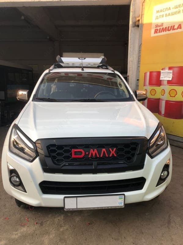 Решетка радиатора надпись D-MAX — 1