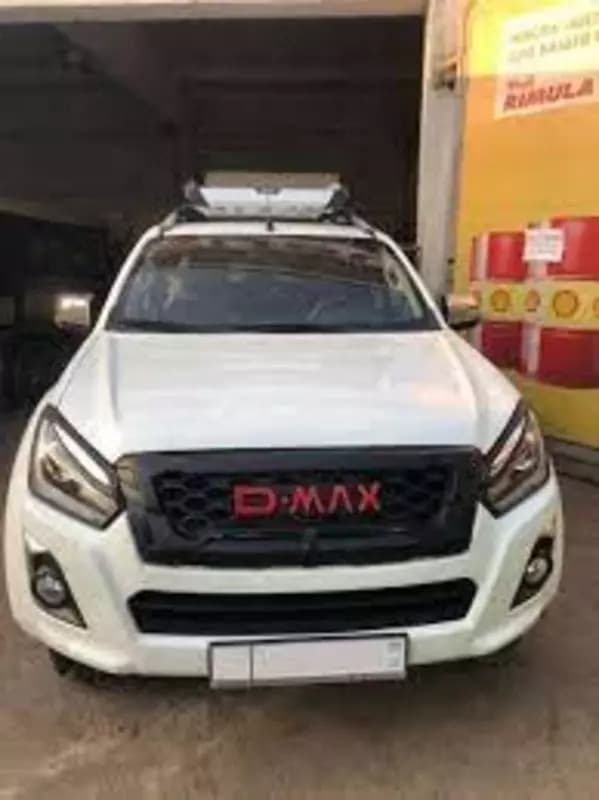 Решетка радиатора надпись D-MAX — 2