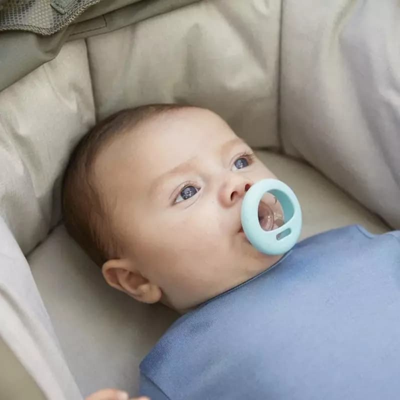 Силиконовая пустышка Tommee Tippee Ultra Light — 2