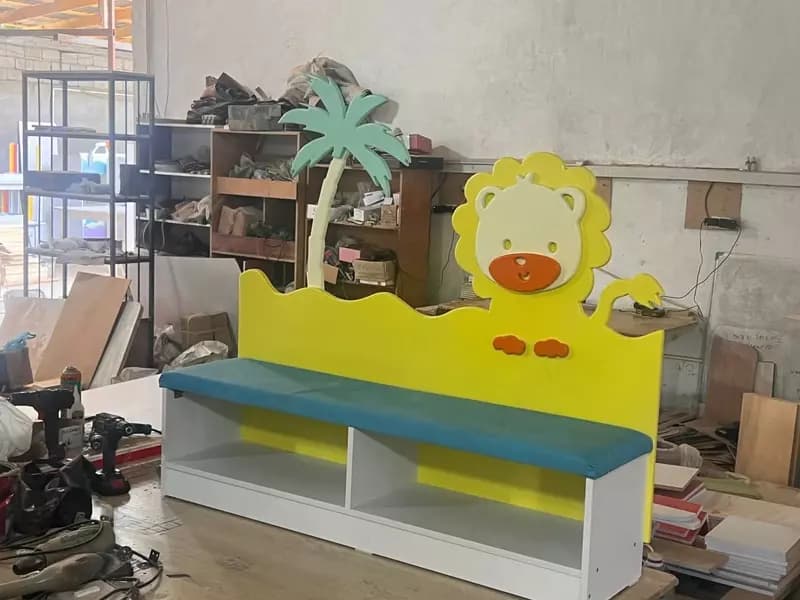 Детская дизайнерская скамья с полкой (длина 130 см). Модель ”SIMBA” № 4 — 2