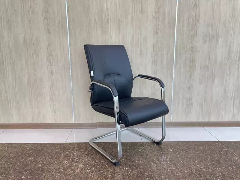 Офисное кресло Model:5601 в цветах black biege и milk — 1