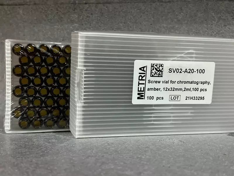 SV02-A20-100+SC02-P02-100 Виала для хроматографии винтовая, 12 x 32 мм, 2 мл, с винтовой крышкой Янтарное стекло. — 1