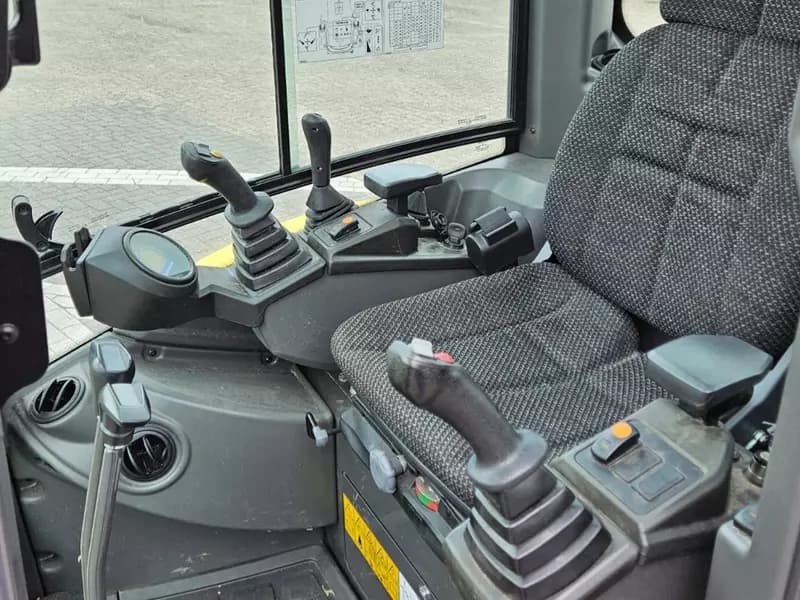 Мини-экскаватора New Holland E25D — 7