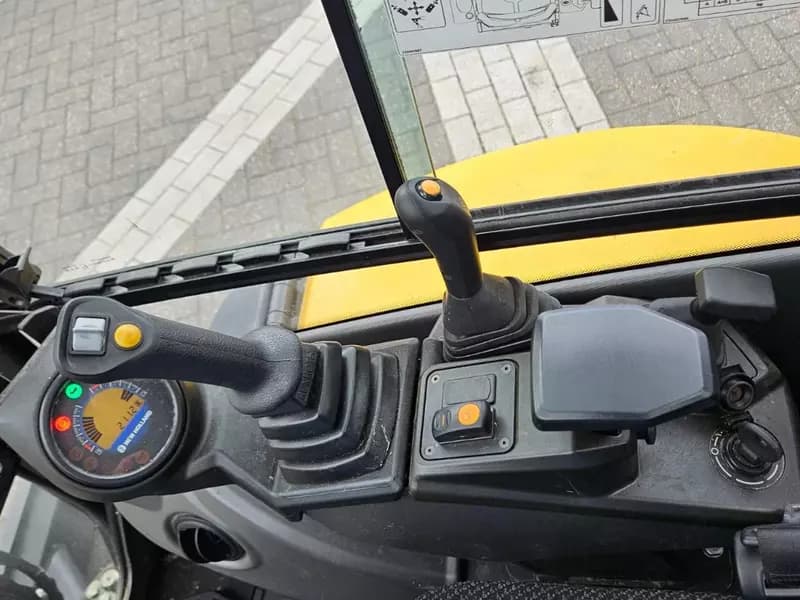 Мини-экскаватора New Holland E25D — 8