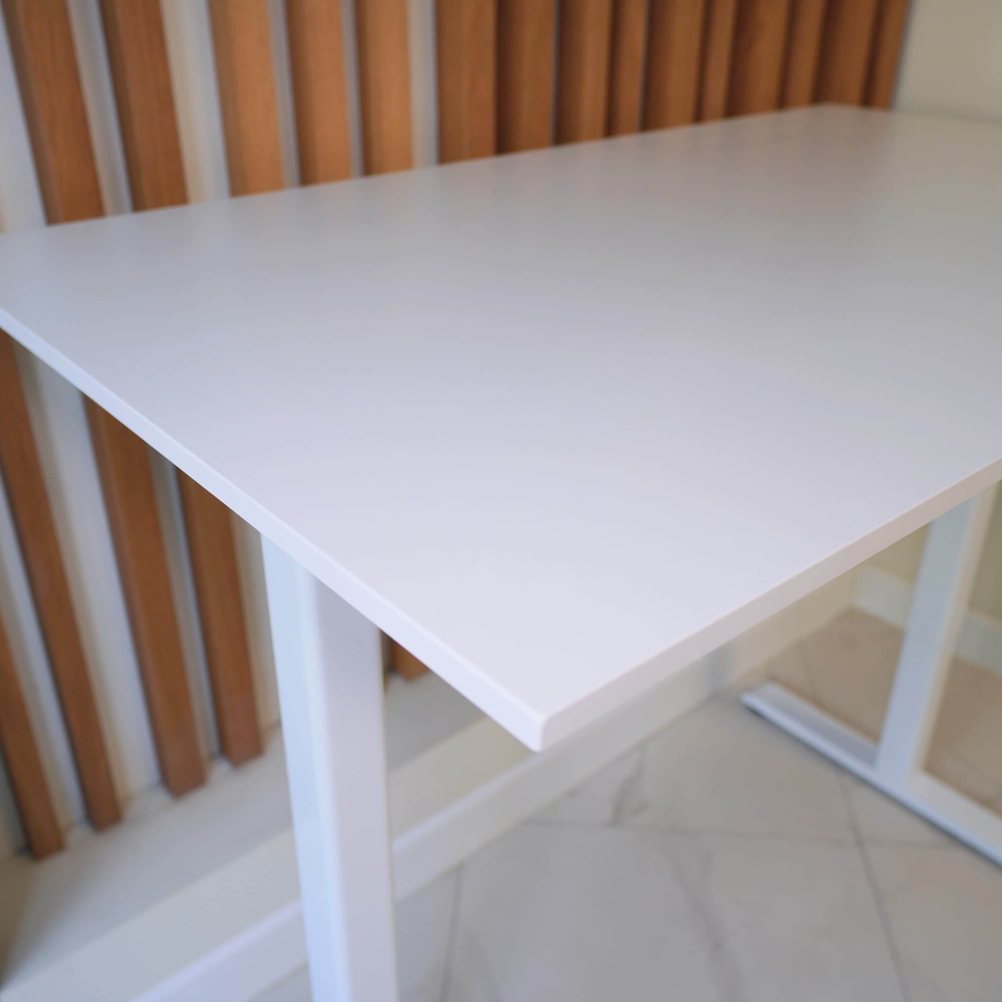 UPSTOL balandligi sozlanishi mumkin bo‘lgan kompyuter stoli: oq ramka va oq laminatlangan LDSP stol, 145x80 mm — 4