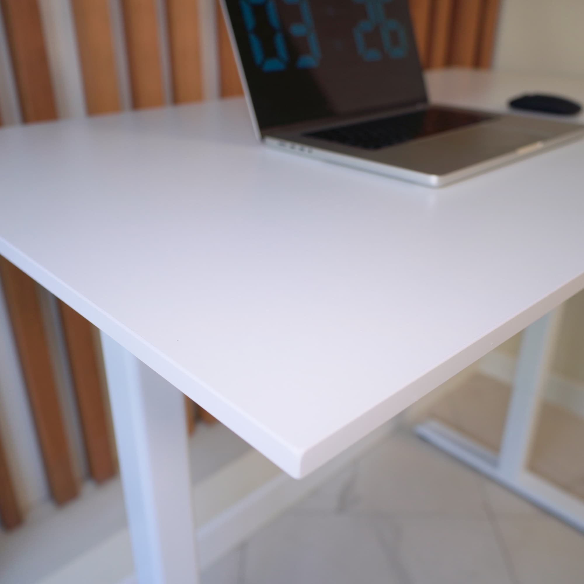 UPSTOL balandligi sozlanishi mumkin bo‘lgan kompyuter stoli: oq ramka va oq laminatlangan LDSP stol, 145x80 mm — 9