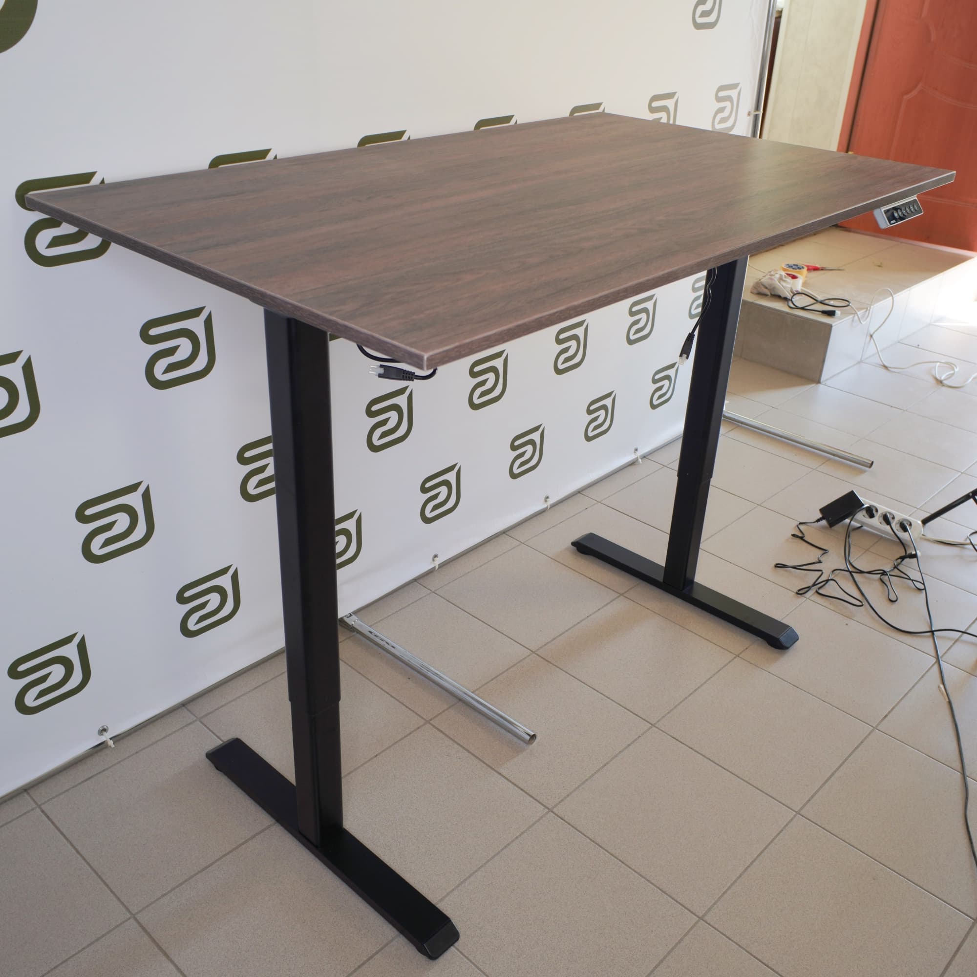 UPSTOL bitta balandlikda sozlanadigan kompyuter stoli: Qora ramka va Milano eman (Chronos) 130x60 o‘lchamdagi DSP stol usti — 3