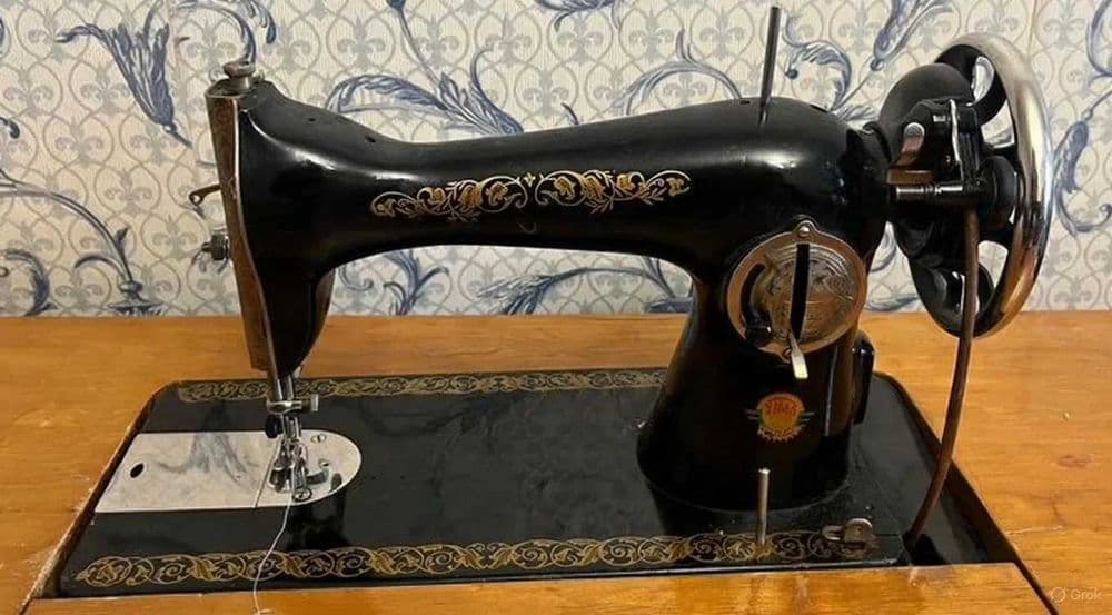 Швейная машинка СССР ПМЗ им. Калинина. — 2