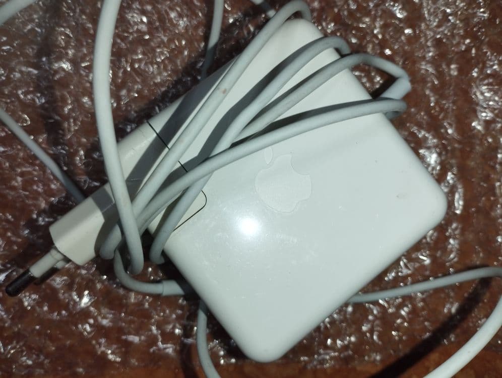 Assalom alekum Zaryadka Sotiladi Apple Makkbook Uchun — 2