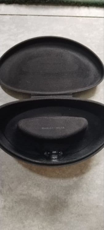 Продаеться зарядное футляр для очков Oakley Meta — 2