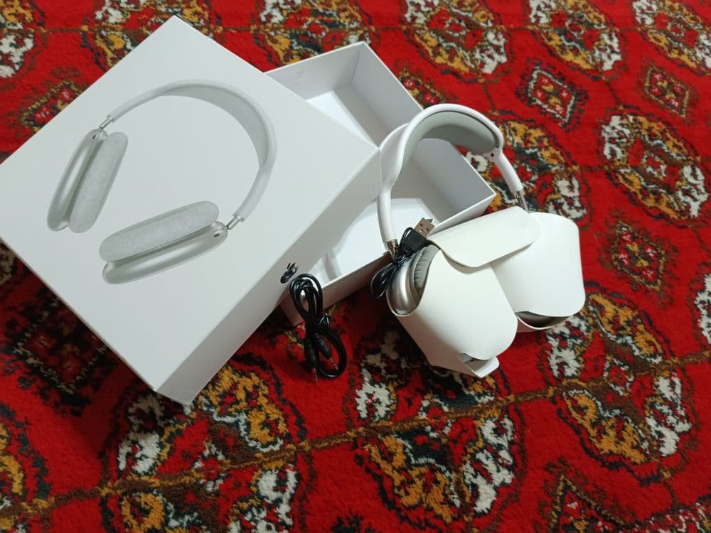Airpods Max с кейсом  и есть usb кабель — 4