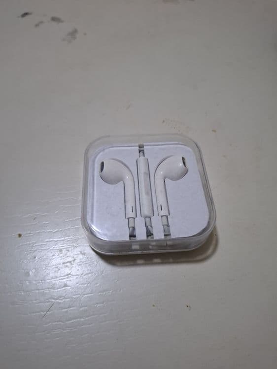 Наушники Apple EarPods lightning — 1