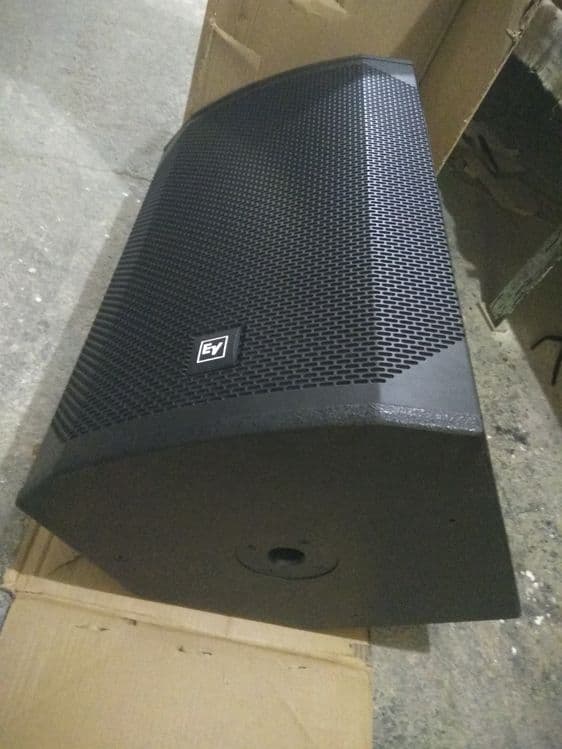 12duym Elektro Voice 400 watt 2 ta kalonka usilitel bilan sotiladi — 2