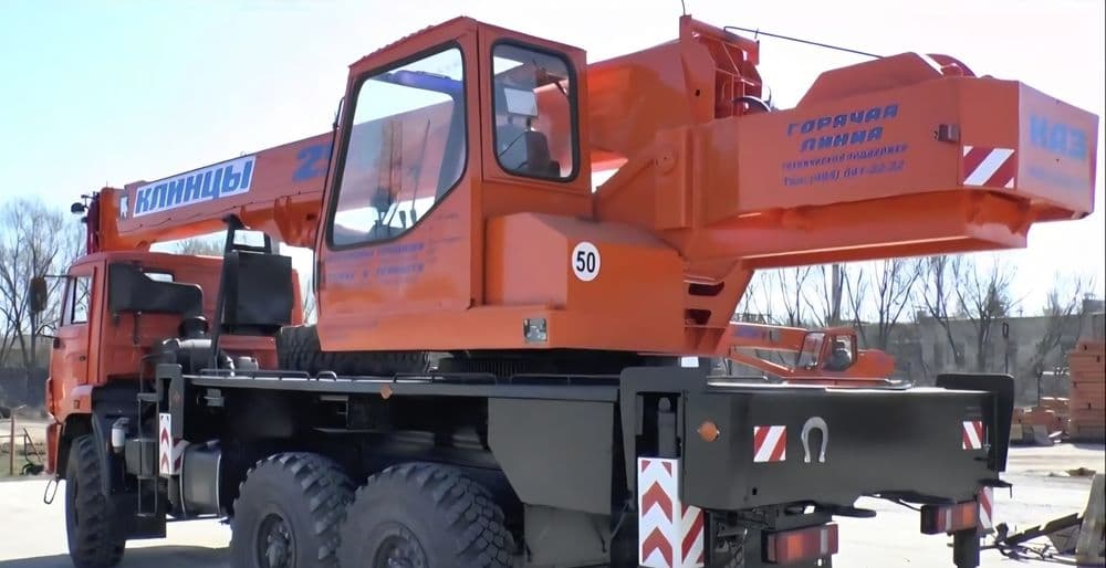 Kamaz (Vezdexod 6x6) bazasidagi 25 tonnalik "Klintsi" avtokrani — 2
