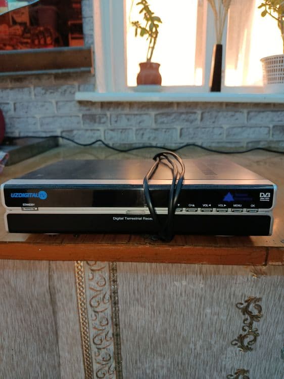 Тюнер digital TV состояние почти новый без пульта — 2