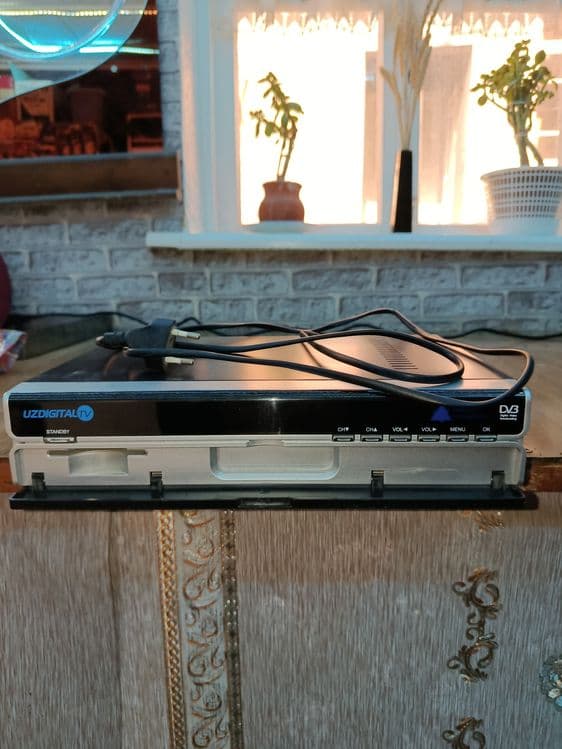 Тюнер digital TV состояние почти новый без пульта — 3