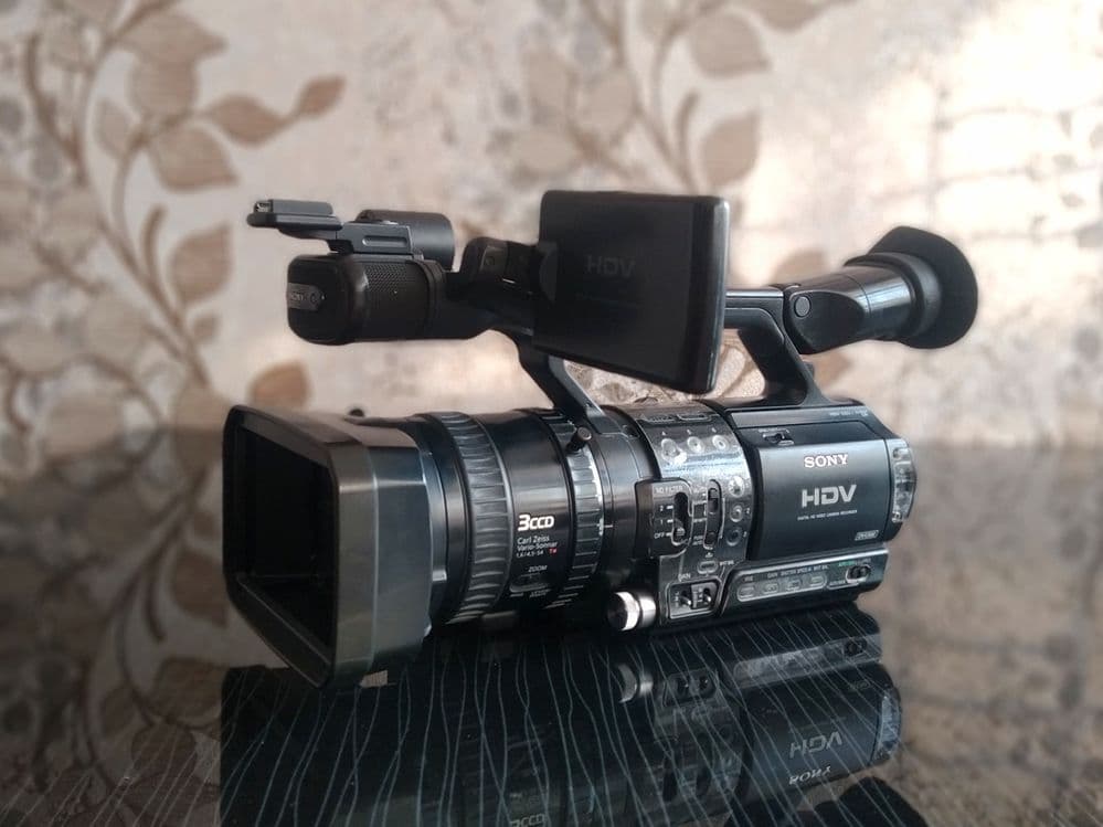 SONY Z1E Профессиональная видеокамера — 1